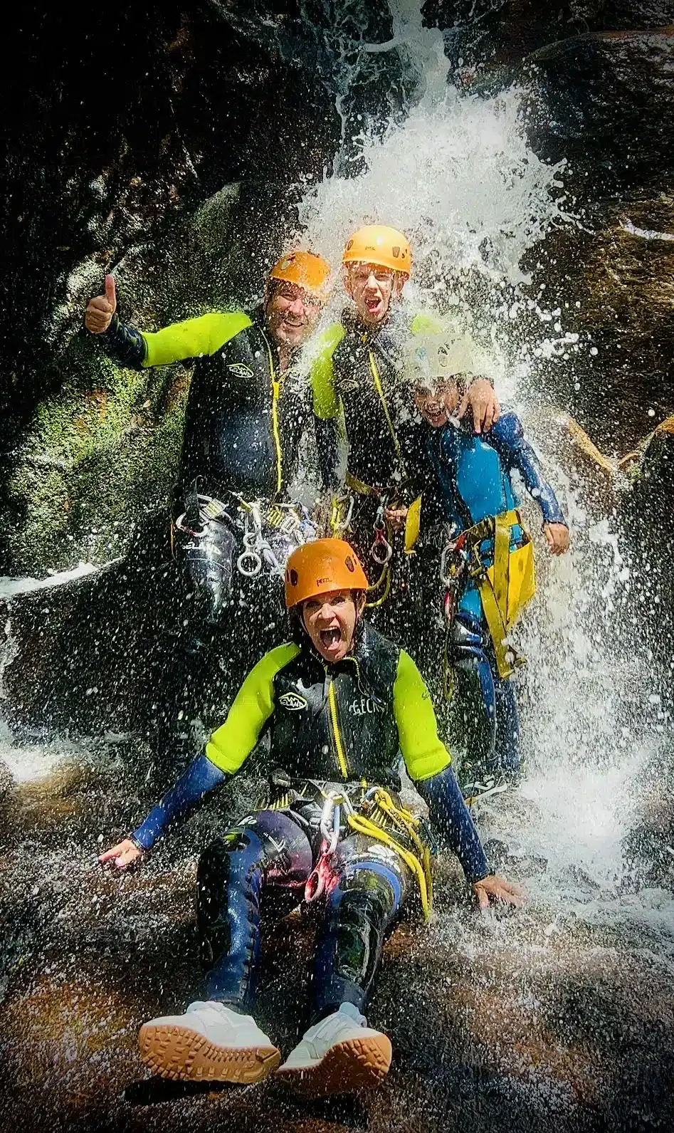 Barranquismo en Los Hoyos, Valle del Jerte, con una familia por el agua junto a guías de Gecko