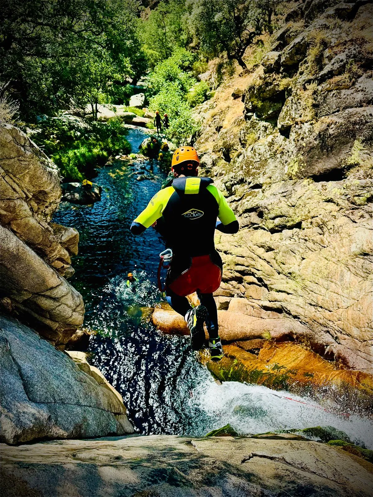 Saltos en barranquismo en los papuos.