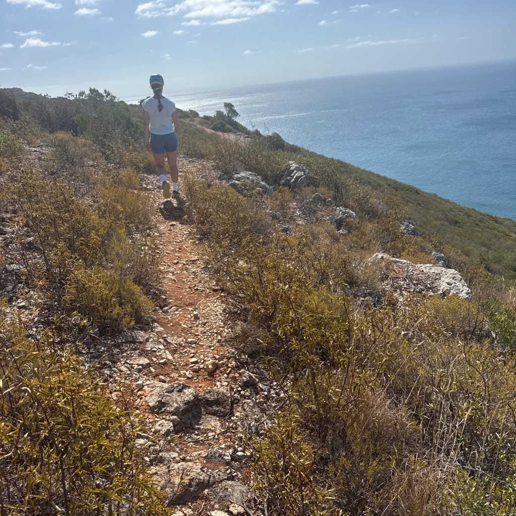 Sendero de aproximación a la Vía Ferrata Caminho do Mar en el Parque Natural de Arrábida, Sesimbra, Portugal