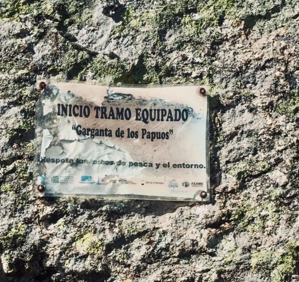 placa del inicio del barranco de los papuos