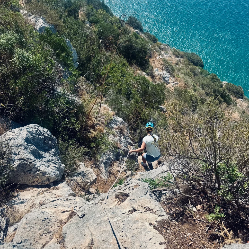 Tramo de destripe durante la aproximación a la vía ferrata con cuerdas fijas