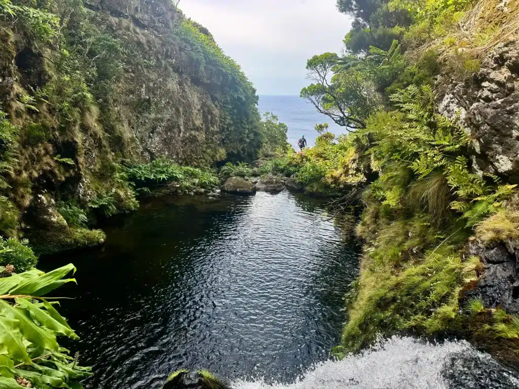 Paisaje volcánico de la isla de Flores, Azores, entorno natural de barranquismo