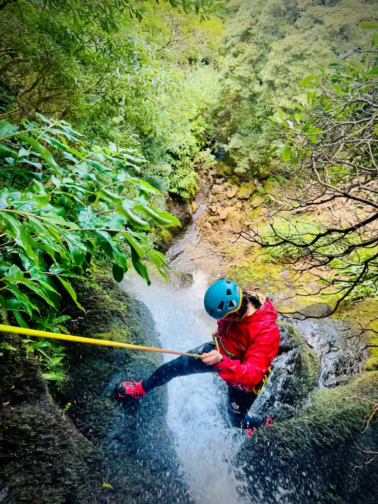 Haciendo rápel en los barrancos de Azores.