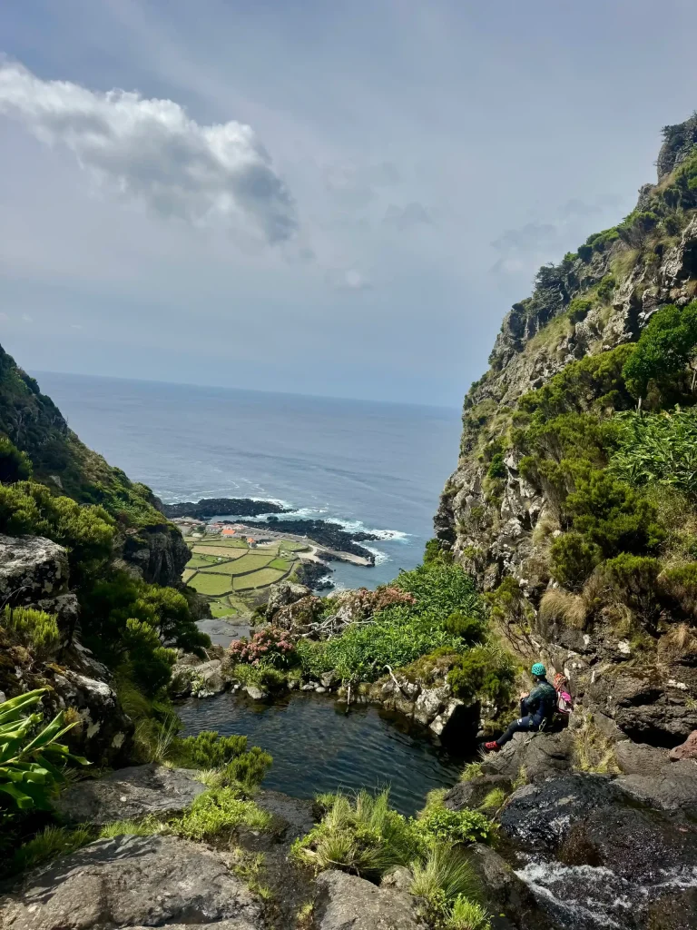 Vistas al océano Atlántico desde el barranco de Casas en la isla de Flores. Barranquismo increíble en Azores.