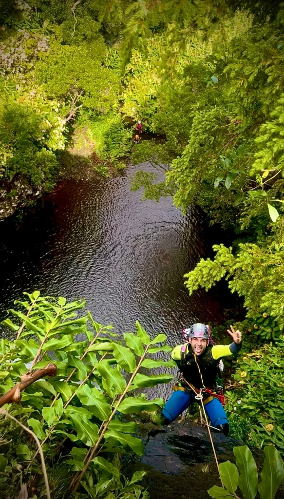 Barranquismo rodeado de naturaleza en las Flores. Azores.
