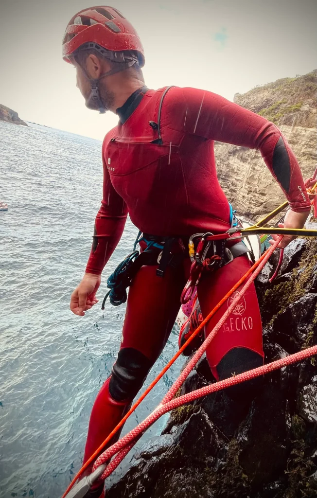 Barranquismo de Alquevins. Salida al océano. Barranquismo con rápel en azores.
