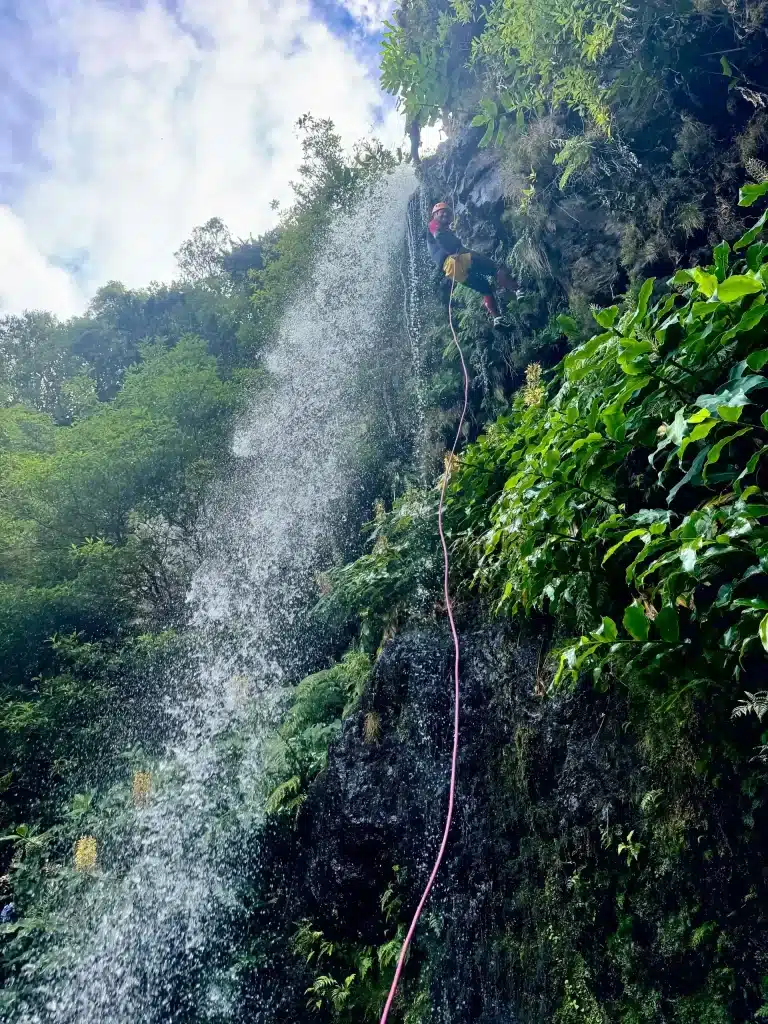Paisaje desde los barrancos de Flores en Azores. Barranquismo Volcánico.