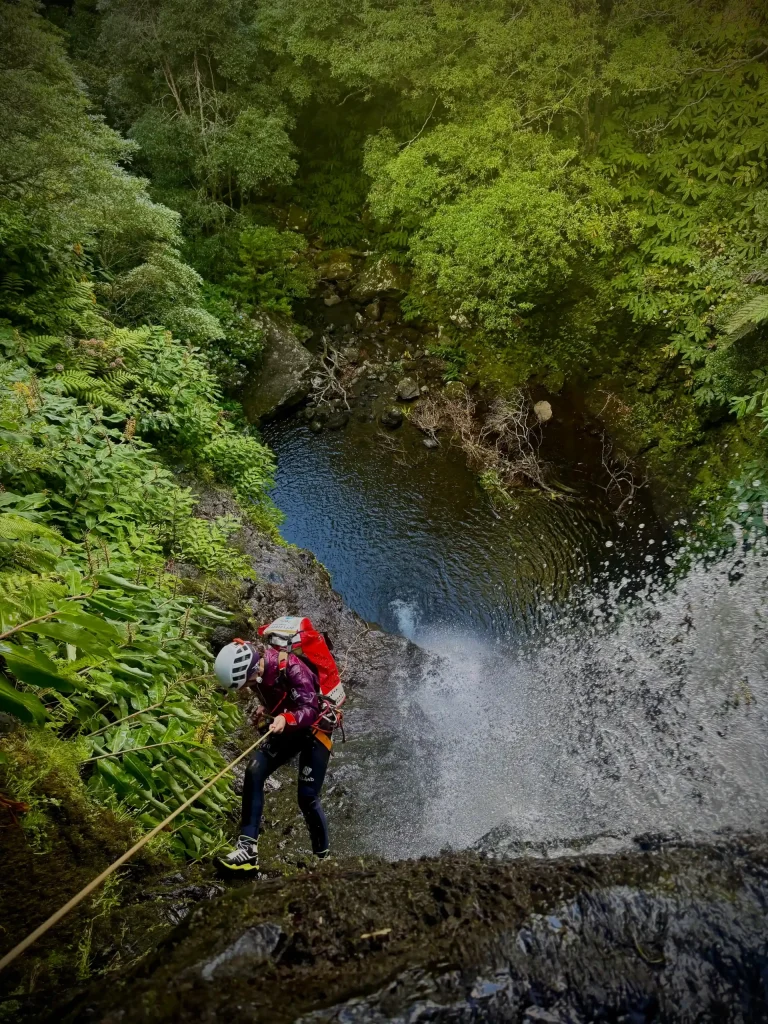 Rápel en Iheus. Barranco en Flores (Azores)