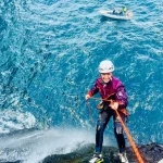 Guías de GECKO realizando barranquismo en la isla de Flores, Azores, como parte de su formación continua